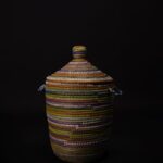 Grand Panier à Linge Africain Lignes Multicolores en Osier et Plastique Recyclé